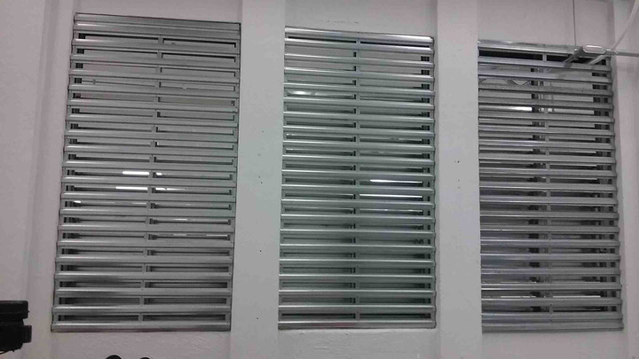 Crozier hat track screens